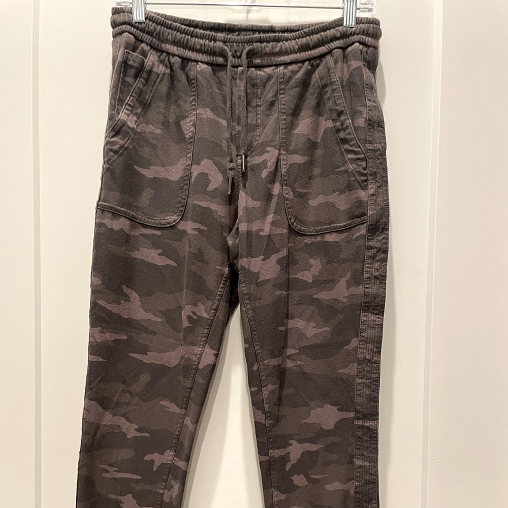 Athleta Farallon Jogger - classic camo - rarely worn!